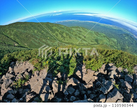 利尻山6合目から景色を眺める登山者達の影 利尻山6合目から景色を眺める登山者達の影 110590344