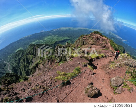 利尻山頂上からの三眺山と沓形稜 利尻山頂上からの三眺山と沓形稜 110590651
