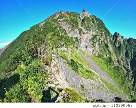 利尻山沓形ルートからの山頂とローソク岩 利尻山沓形ルートからの山頂とローソク岩 110590965