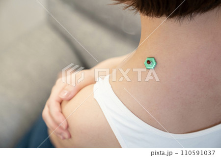 お灸をする女性 110591037