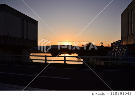 重忠橋から望む夕日 重忠橋から望む夕日 110591042