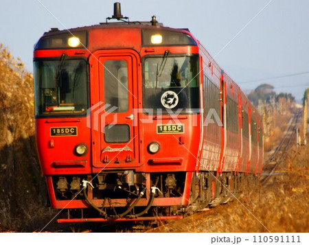 5両に増結され坂を駆け上るキハ185系 110591111