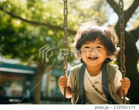 ブランコで遊ぶ男の子 110591175