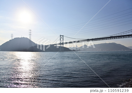 朝日が照らす関門海峡 朝日が照らす関門海峡 110591239