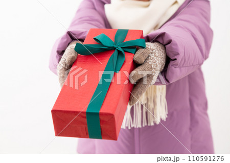 プレゼントを持つ冬服姿のミドル女性 110591276