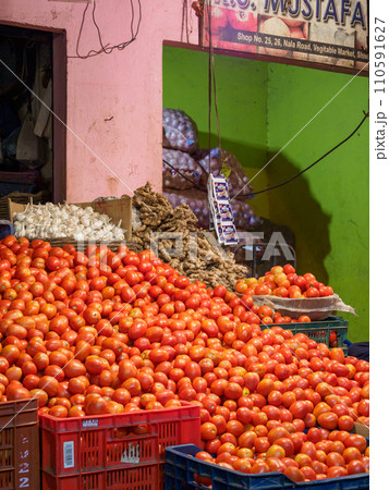 インド_野菜を売る八百屋の風景 110591627