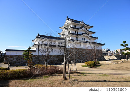尼崎城址公園と晴天の空模様 110591809