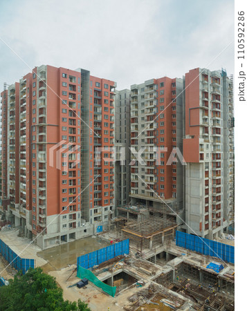 インド_建設される高層マンションの風景 110592286