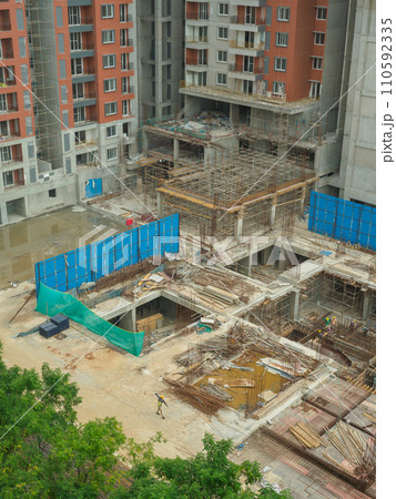 インド_建設される高層マンションの風景 110592335