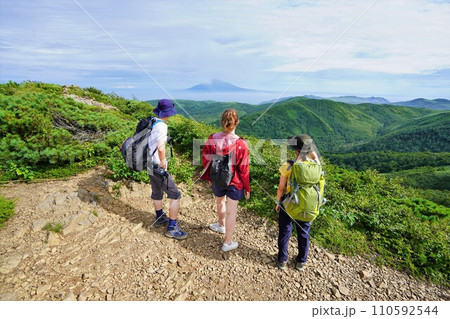 礼文岳から景色を眺める登山者達 礼文岳から景色を眺める登山者達 110592544