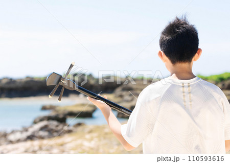 三線を奏でる少年 三線を奏でる少年 110593616