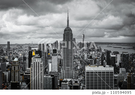 ニューヨークの摩天楼　エンパイアステートビル 110594095