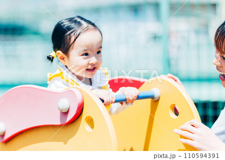 子供と家族 公園で遊ぶ女の子とママ 子供と家族 公園で遊ぶ女の子とママ 110594391