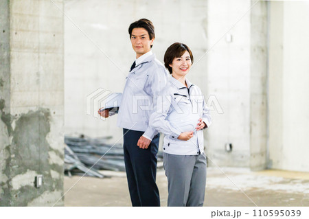 建築現場を見廻る工事関係者の男女2人 建築現場を見廻る工事関係者の男女2人 110595039