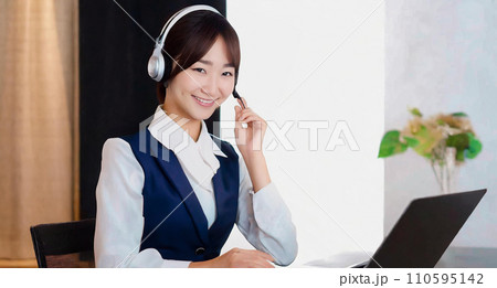 ビジネスイメージ,若い女性、オペレーター、コールセンター、スタッフ ビジネスイメージ,若い女性、オペレーター、コールセンター、スタッフ 110595142