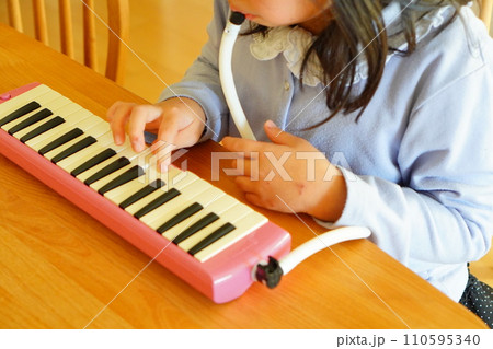 小学4年生の女の子が鍵盤ハーモニカを演奏している様子。 小学4年生の女の子が鍵盤ハーモニカを演奏している様子。 110595340