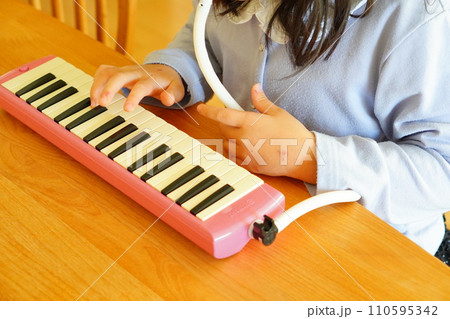 小学4年生の女の子が鍵盤ハーモニカを演奏している様子。 小学4年生の女の子が鍵盤ハーモニカを演奏している様子。 110595342