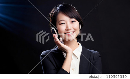 ヘッドフォンで音楽を聴く若い女性 ヘッドフォンで音楽を聴く若い女性 110595350