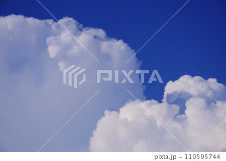 青空に浮かぶ雲 青空に浮かぶ雲 110595744