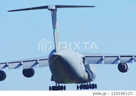横田基地に着陸するC-5Mギャラクシー 110596125