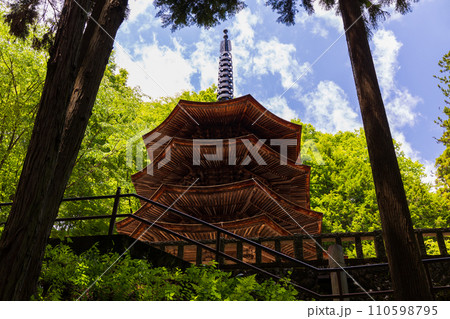 長野県上田市の春 新緑の別所温泉 安楽寺 国宝八角三重塔 長野県上田市の春 新緑の別所温泉 安楽寺 国宝八角三重塔 110598795