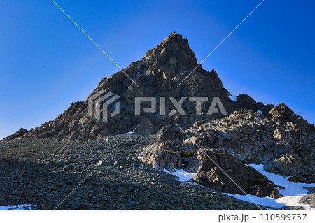 北アルプスの槍ヶ岳 110599737