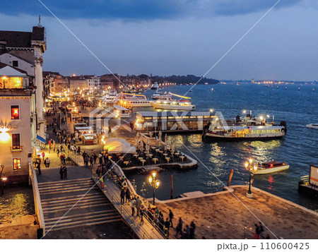 ベニスの夕暮れの景色 110600425