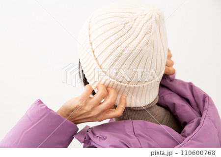 冬服を着るミドル女性 110600768