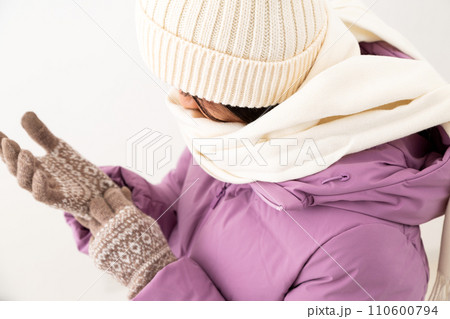 冬服を着るミドル女性 110600794