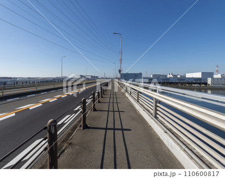 大阪港内港に架かる平林大橋 110600817