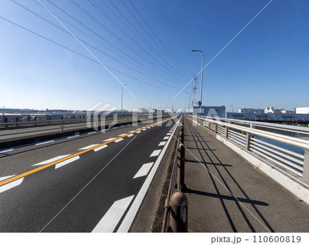 大阪港内港に架かる平林大橋 110600819