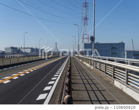 大阪港内港に架かる平林大橋 110600820