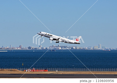 J-AIRエンブラエル170羽田離陸上昇 110600956
