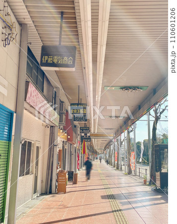 日本のシャッター通り商店街 110601206