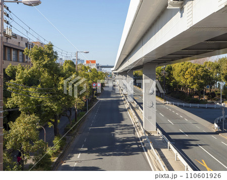 大阪市内を通る市道浜口南港線とニュートラムの高架 大阪市内を通る市道浜口南港線とニュートラムの高架 110601926