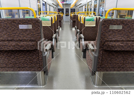 通勤電車　車内イメージ 110602562