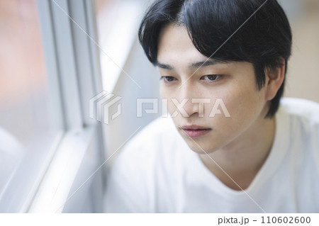 20代前半の男性　メンズビューティーイメージ　ポートレート 110602600