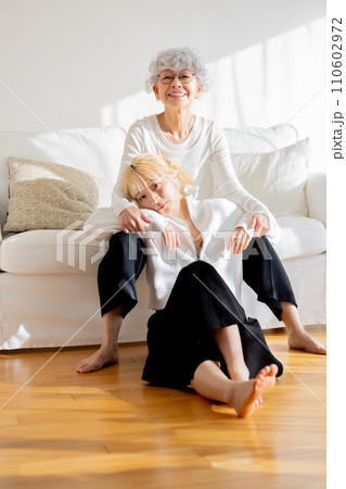家族 若い女性とシニア女性のポートレート 家族 若い女性とシニア女性のポートレート 110602972