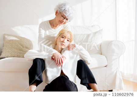 家族　若い女性とシニア女性のポートレート 110602976
