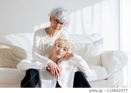 家族 若い女性とシニア女性のポートレート 家族 若い女性とシニア女性のポートレート 110602977
