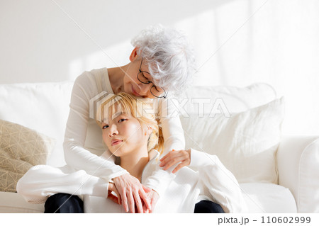 家族　若い女性とシニア女性のポートレート 110602999