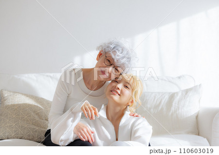 家族　若い女性とシニア女性のポートレート 110603019