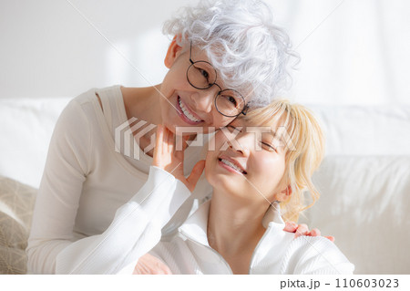 家族 若い女性とシニア女性のポートレート 家族 若い女性とシニア女性のポートレート 110603023