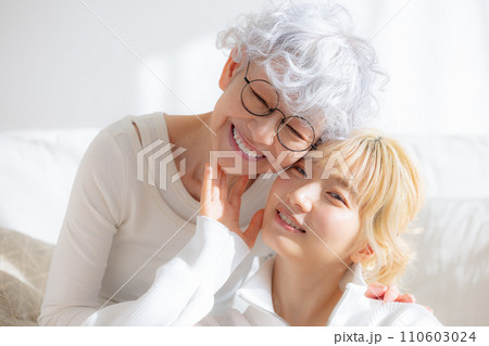 家族　若い女性とシニア女性のポートレート 110603024