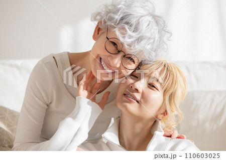 家族 若い女性とシニア女性のポートレート 家族 若い女性とシニア女性のポートレート 110603025