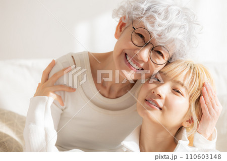 家族　若い女性とシニア女性のポートレート 110603148