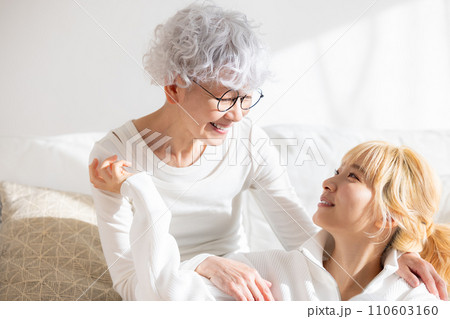 家族　若い女性とシニア女性のポートレート 110603160