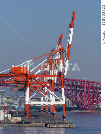 大阪港内港のガントリークレーンとコンテナターミナル 110603223