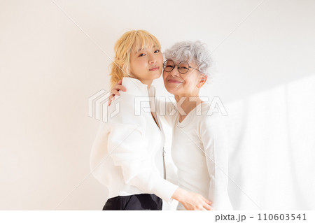 家族　若い女性とシニア女性のポートレート 110603541