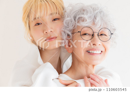 家族 若い女性とシニア女性のポートレート 家族 若い女性とシニア女性のポートレート 110603545
